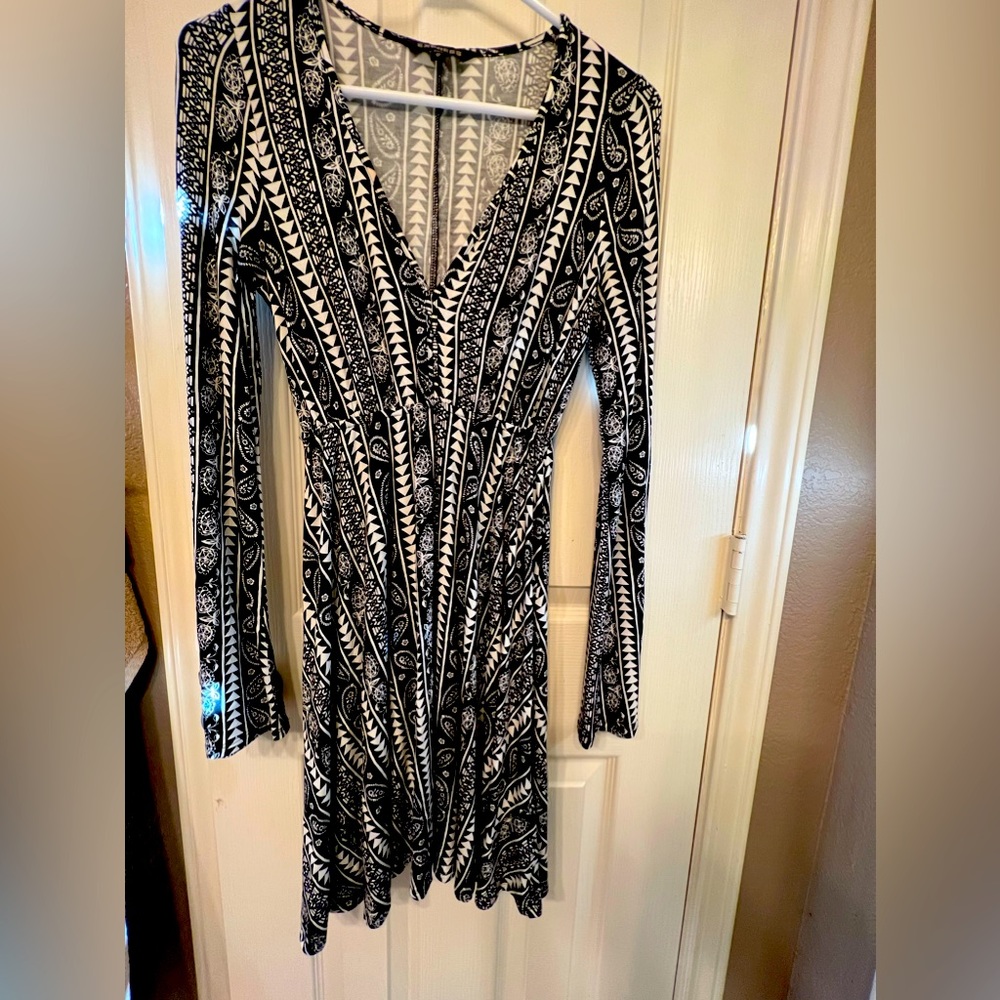 Express XS v neck long sleeve black and white printed mini dress